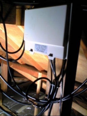 アンテナ調査・交換　伊豆長岡中継局 - 天井裏　分配器付ブースター